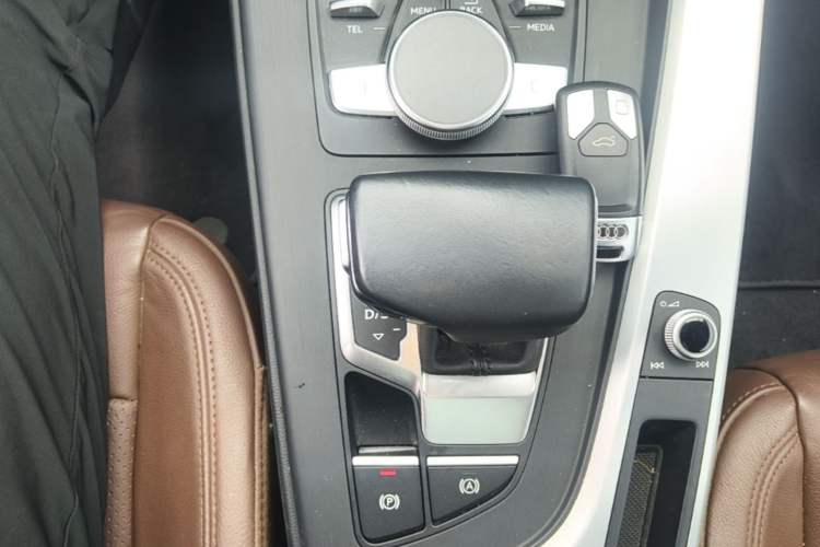 Used Audi A4L 2018 30th Anniversary Edition 40 TFSI Fashion Model Gear Lever