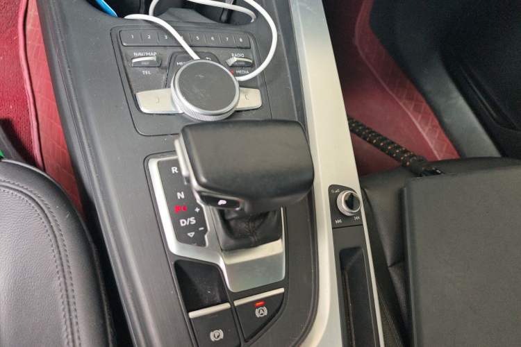 Used Audi A4L 2018 30th Anniversary Edition 40 TFSI Fashion Model Gear Lever