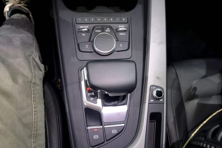 Used Audi A4L 2018 30th Anniversary Edition 40 TFSI Trendy Model Gear Lever