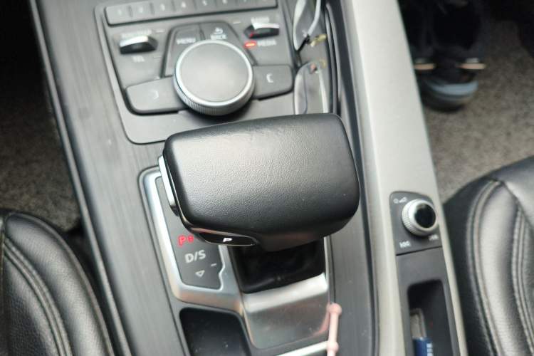 Used Audi A4L 2018 30th Anniversary Edition 40 TFSI Trendy Model Gear Lever