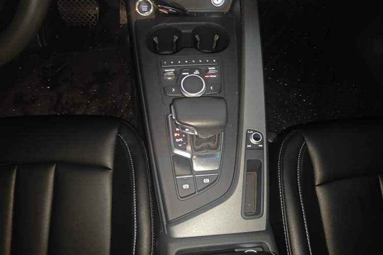Used Audi A4L 2018 30th Anniversary Edition 40 TFSI Trendy Model Gear Lever