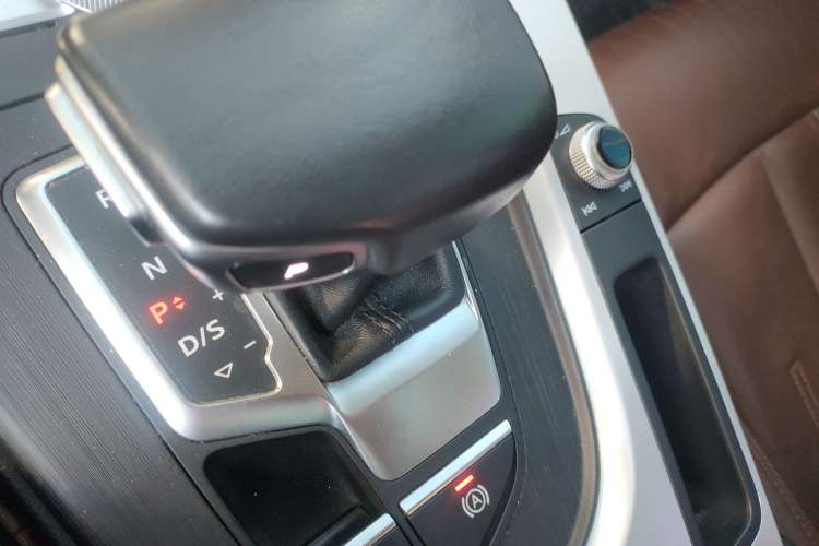 Used Audi A4L 2018 30th Anniversary Edition 40 TFSI Fashion Model Gear Lever