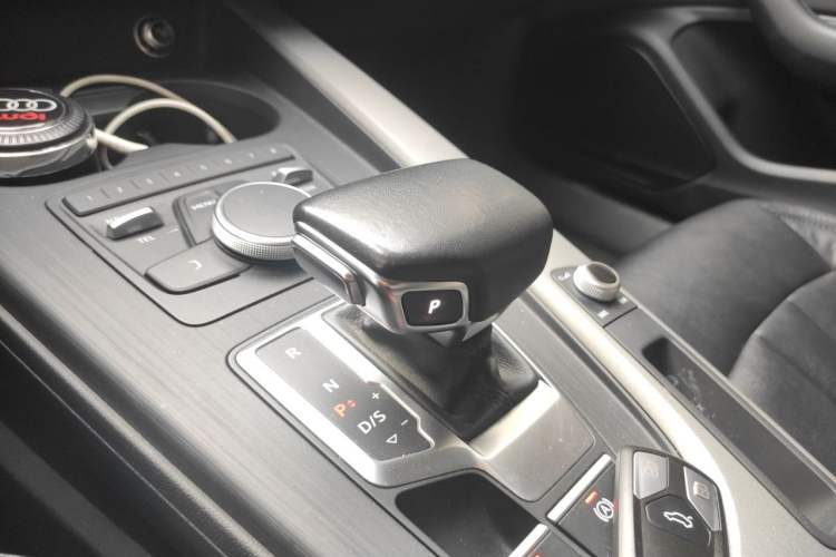 Used Audi A4L 2018 30th Anniversary Edition 40 TFSI Trendy Model Gear Lever