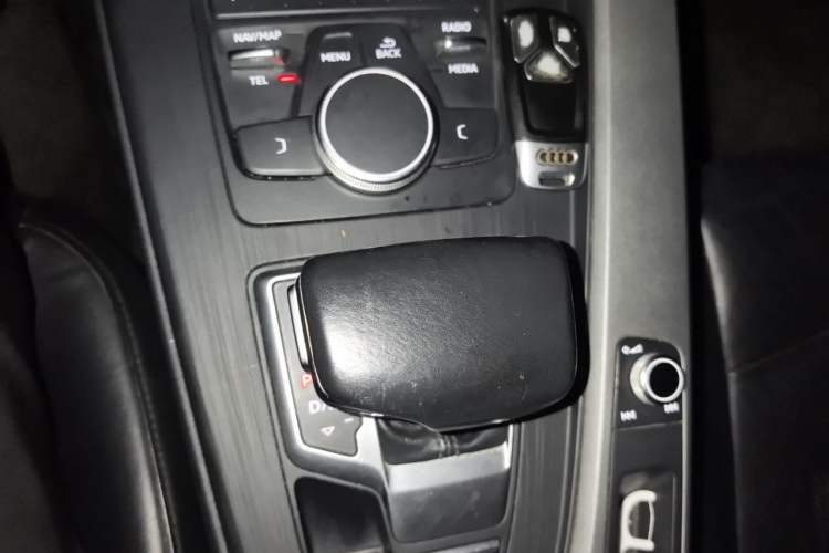 Used Audi A4L 2018 30th Anniversary Edition 40 TFSI Trendy Model Gear Lever