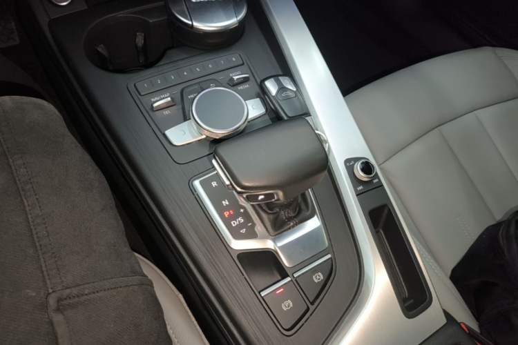 Used Audi A4L 2018 30th Anniversary Edition 40 TFSI Fashion Model Gear Lever