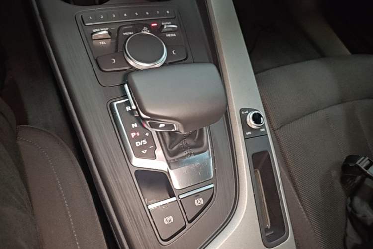 Used Audi A4L 2018 30th Anniversary Edition 40 TFSI Trendy Model Gear Lever