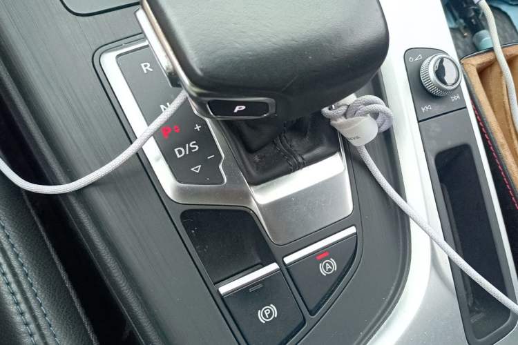 Used Audi A4L 2018 30th Anniversary Edition 45 TFSI quattro Sport model Gear Lever