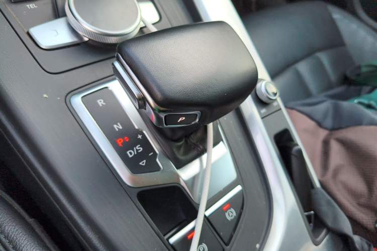 Used Audi A4L 2018 30th Anniversary Edition 40 TFSI Fashion Model Gear Lever