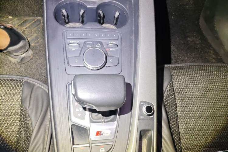 Used Audi A4L 2018 30th Anniversary Edition 40 TFSI Trendy Model Gear Lever