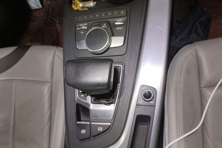 Used Audi A4L 2018 30th Anniversary Edition 40 TFSI Fashion Model Gear Lever