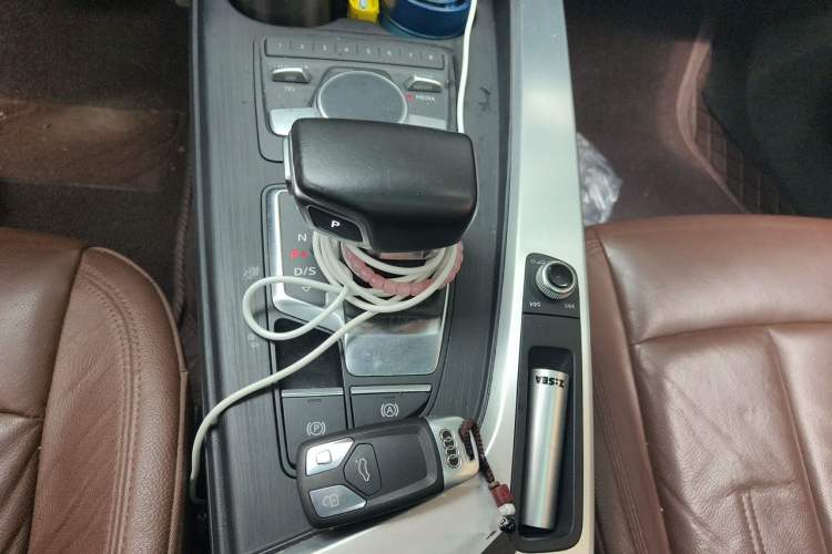 Used Audi A4L 2018 30th Anniversary Edition 40 TFSI Fashion Model Gear Lever