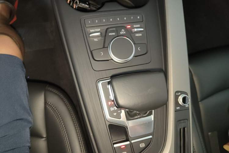 Used Audi A4L 2018 30th Anniversary Edition 40 TFSI Trendy Model Gear Lever