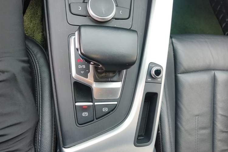Used Audi A4L 2018 30th Anniversary Edition 40 TFSI Trendy Model Gear Lever