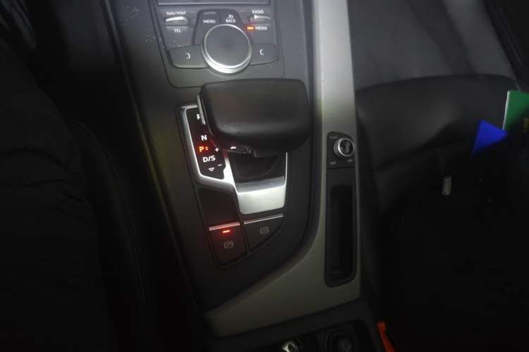 Used Audi A4L 2018 30th Anniversary Edition 40 TFSI Trendy Model Gear Lever