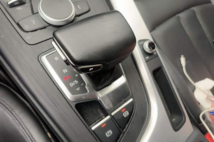 Used Audi A4L 2018 30th Anniversary Edition 45 TFSI quattro Individual Sport Edition Gear Lever