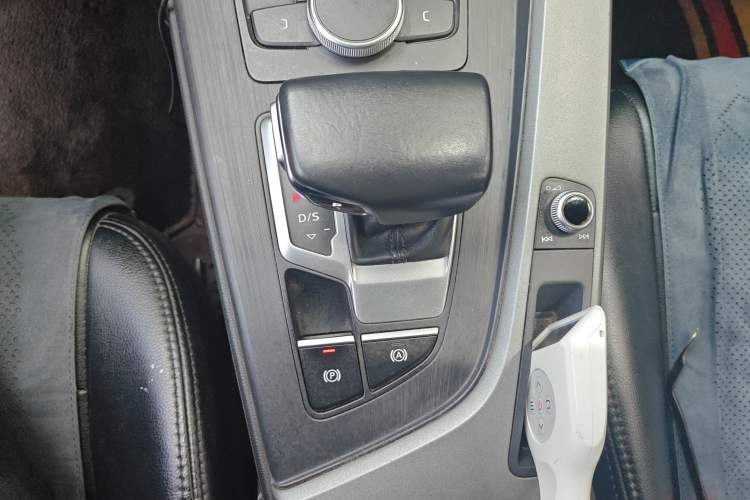 Used Audi A4L 2018 30th Anniversary Edition 40 TFSI Trendy Model Gear Lever