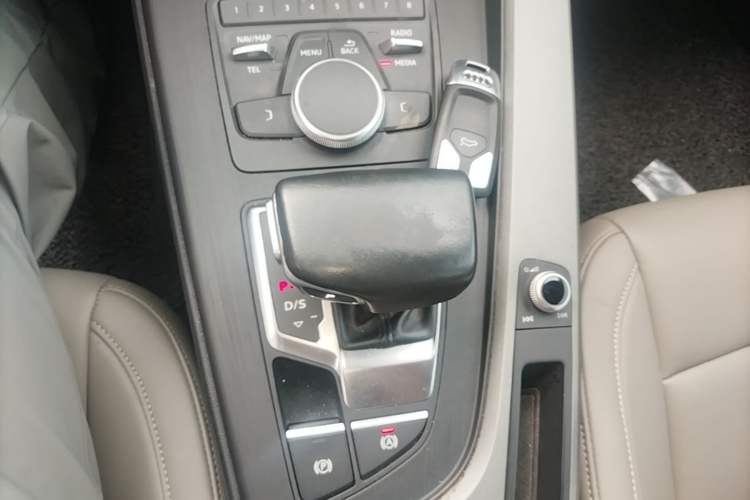 Used Audi A4L 2018 30th Anniversary Edition 40 TFSI Trendy Model Gear Lever