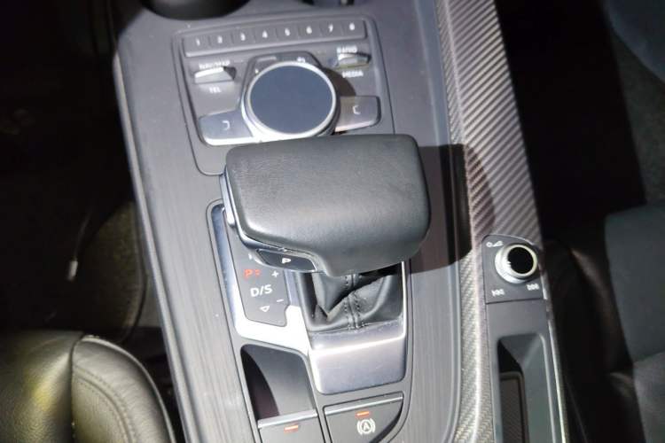 Used Audi A4L 2018 30th Anniversary Edition 40 TFSI Fashion Model Gear Lever