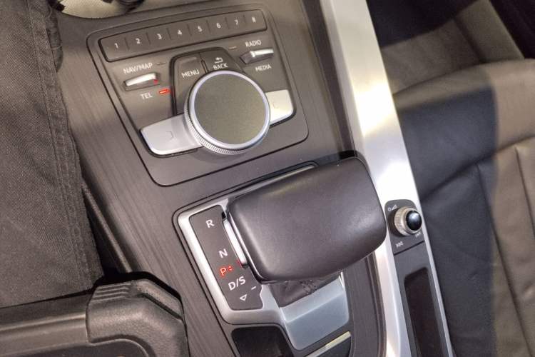 Used Audi A4L 2018 30th Anniversary Edition 40 TFSI Fashion Model Gear Lever