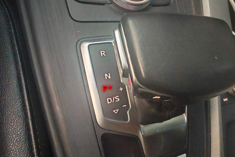 Used Audi A4L 2018 30th Anniversary Edition 40 TFSI Trendy Model Gear Lever