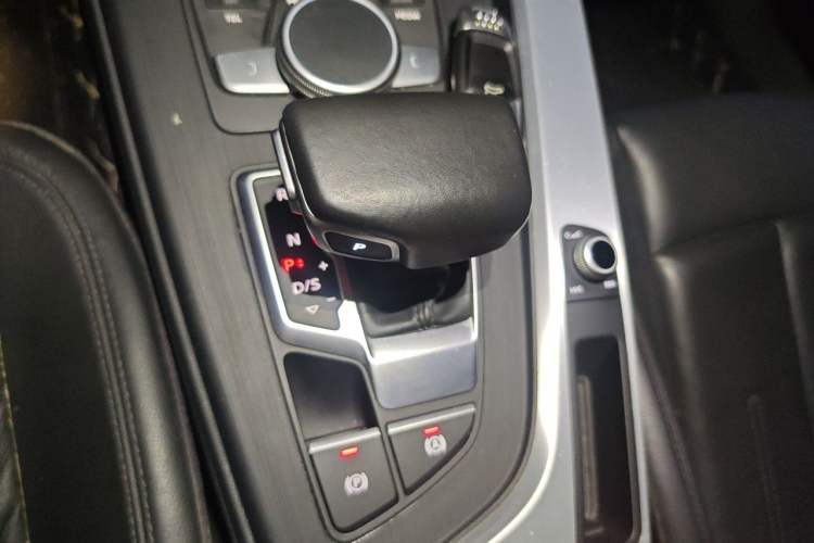 Used Audi A4L 2018 30th Anniversary Edition 40 TFSI Fashion Model Gear Lever