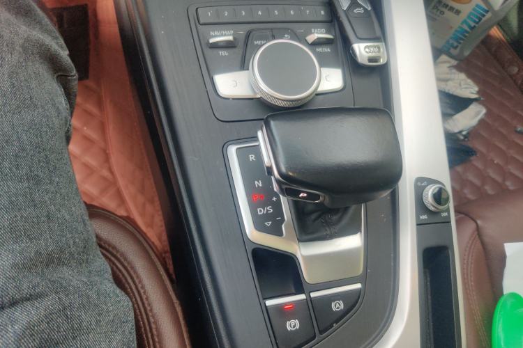 Used Audi A4L 2018 30th Anniversary Edition 40 TFSI Fashion Model Gear Lever