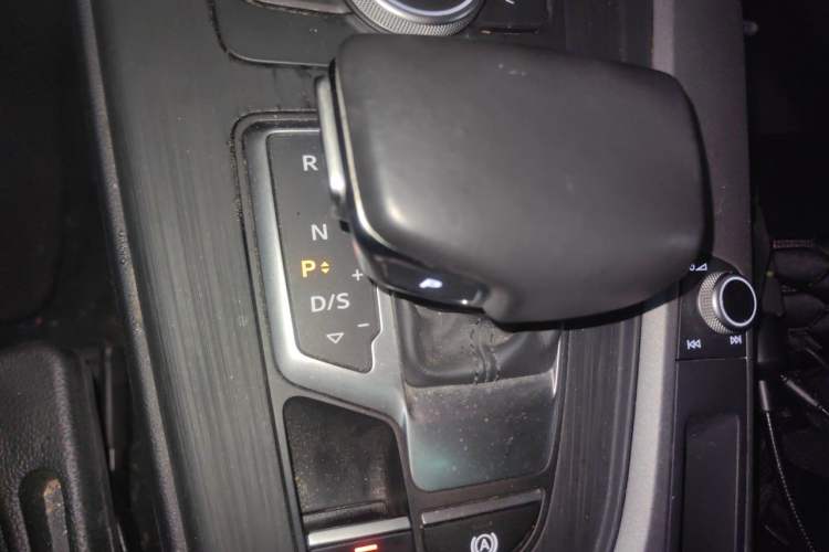 Used Audi A4L 2018 30th Anniversary Edition 40 TFSI Fashion Model Gear Lever