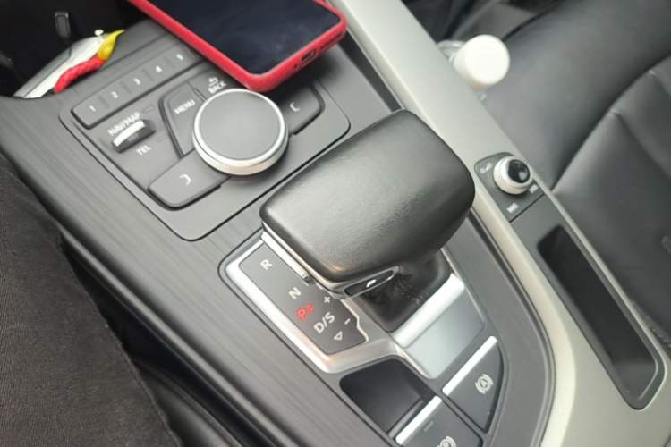 Used Audi A4L 2018 30th Anniversary Edition 40 TFSI Trendy Model Gear Lever