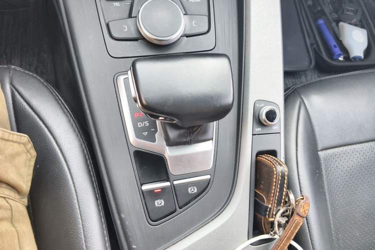 Used Audi A4L 2018 30th Anniversary Edition 40 TFSI Trendy Model Gear Lever