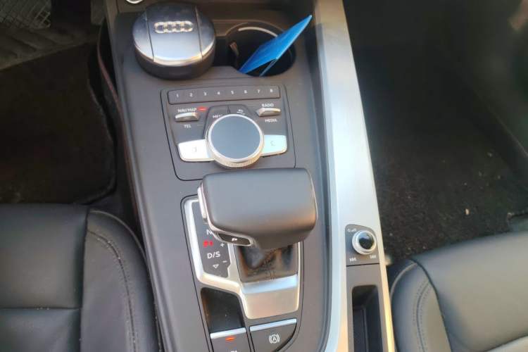 Used Audi A4L 2018 30th Anniversary Edition 40 TFSI Fashion Model Gear Lever