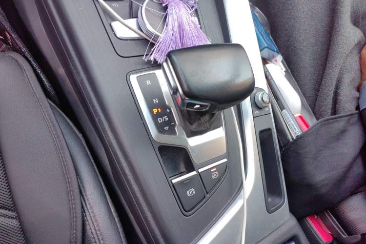 Used Audi A4L 2018 30th Anniversary Edition 40 TFSI Fashion Model Gear Lever