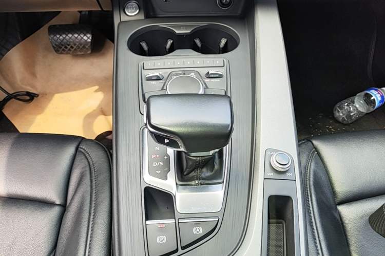 Used Audi A4L 2018 30th Anniversary Edition 40 TFSI Trendy Model Gear Lever