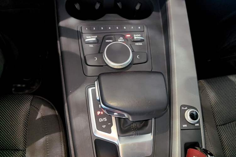 Used Audi A4L 2018 30th Anniversary Edition 40 TFSI Trendy Model Gear Lever