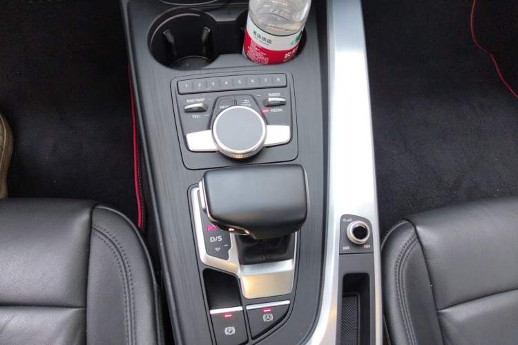 Used Audi A4L 2018 30th Anniversary Edition 40 TFSI Fashion Model Gear Lever
