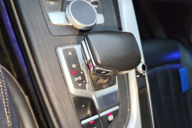 Used Audi A4L 2018 30th Anniversary Edition 40 TFSI Fashion Model Gear Lever