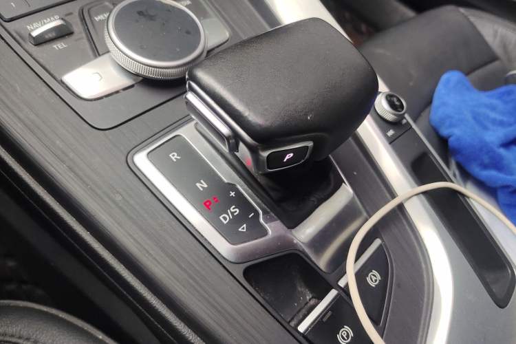 Used Audi A4L 2018 30th Anniversary Edition 40 TFSI Fashion Model Gear Lever