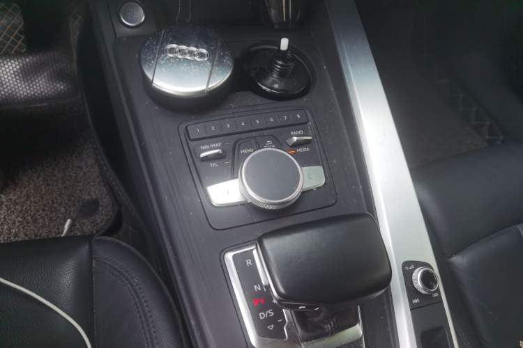Used Audi A4L 2018 30th Anniversary Edition 40 TFSI Fashion Model Gear Lever
