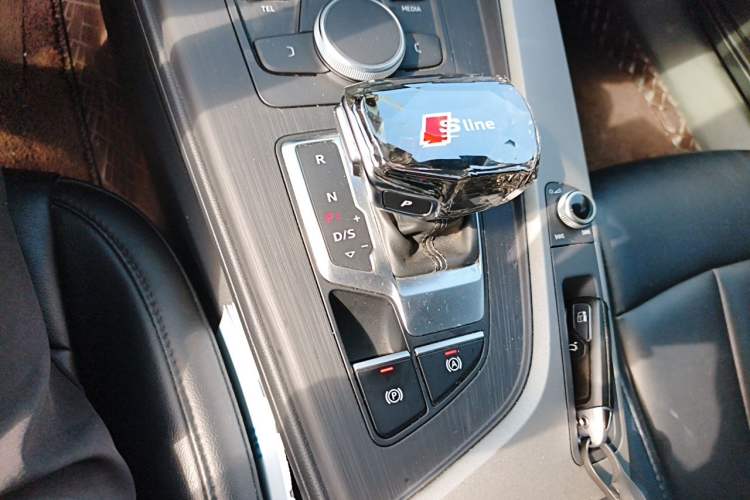 Used Audi A4L 2018 30th Anniversary Edition 40 TFSI Fashion Model Gear Lever