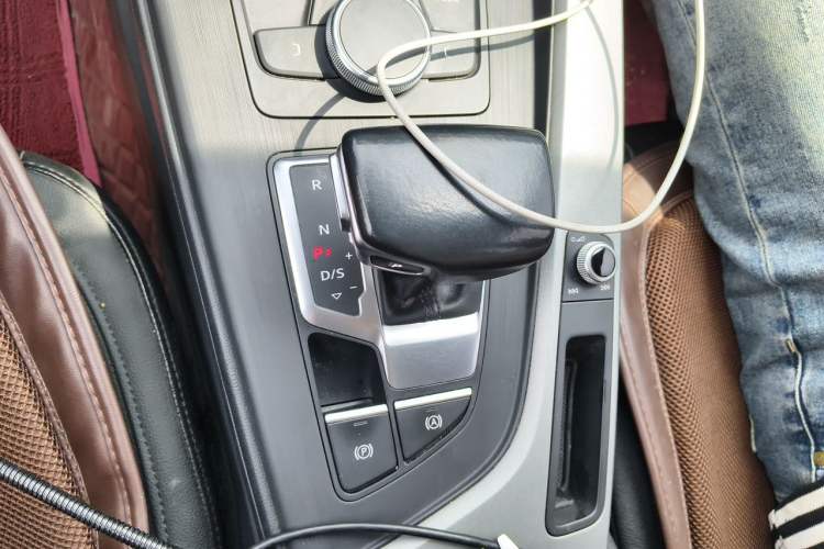 Used Audi A4L 2018 30th Anniversary Edition 40 TFSI Trendy Model Gear Lever