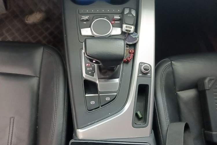 Used Audi A4L 2018 30th Anniversary Edition 40 TFSI Fashion Model Gear Lever