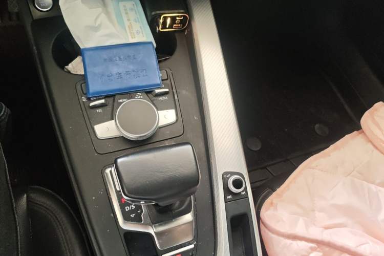 Used Audi A4L 2018 30th Anniversary Edition 40 TFSI Fashion Model Gear Lever