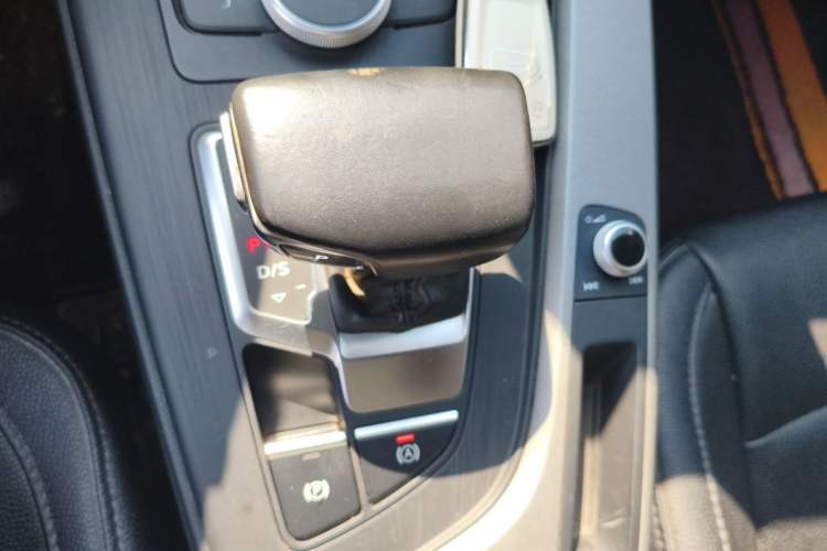 Used Audi A4L 2018 30th Anniversary Edition 40 TFSI Trendy Model Gear Lever