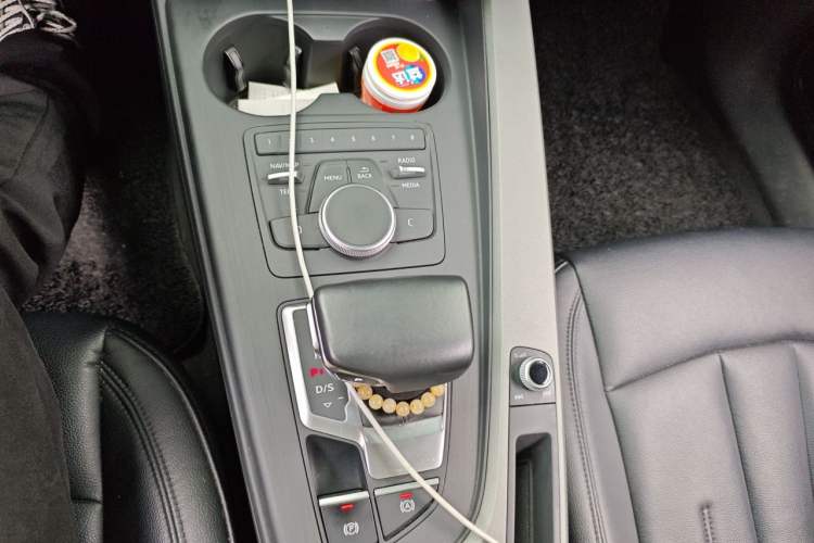 Used Audi A4L 2018 30th Anniversary Edition 40 TFSI Trendy Model Gear Lever