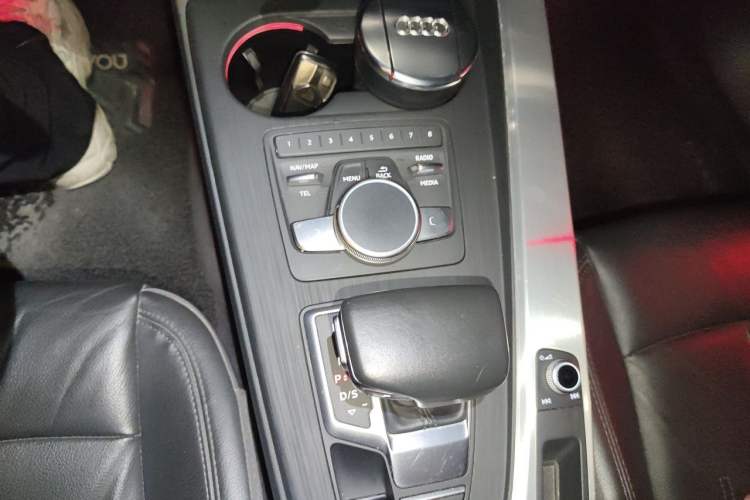 Used Audi A4L 2018 30th Anniversary Edition 40 TFSI Fashion Model Gear Lever