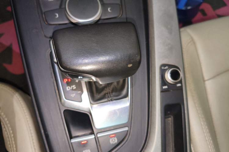Used Audi A4L 2018 30th Anniversary Edition 40 TFSI Trendy Model Gear Lever