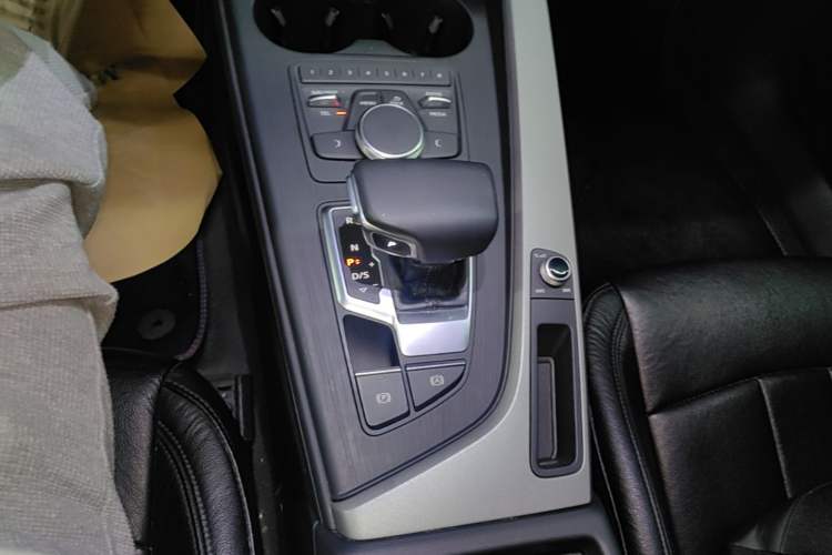 Used Audi A4L 2018 30th Anniversary Edition 40 TFSI Trendy Model Gear Lever