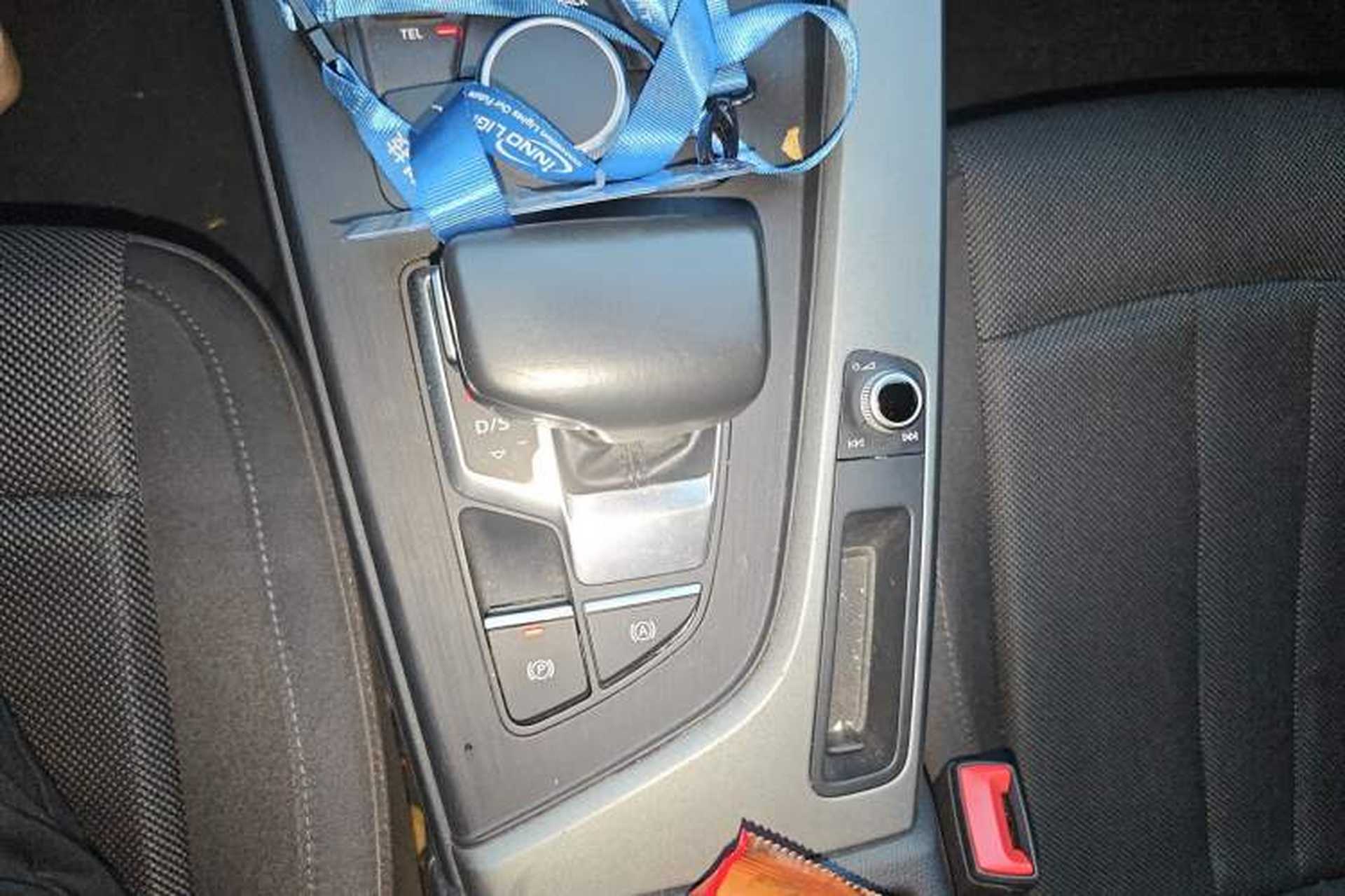 Used Audi A4L 2018 30th Anniversary Edition 40 TFSI Trendy Model Gear Lever