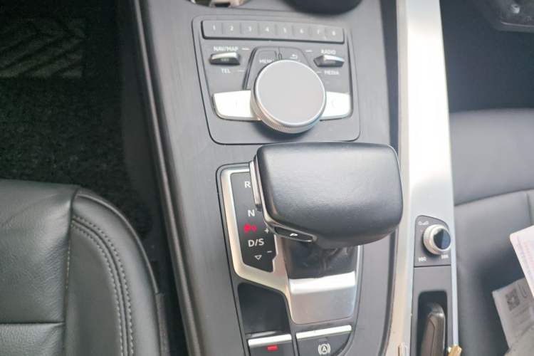 Used Audi A4L 2018 30th Anniversary Edition 40 TFSI Fashion Model Gear Lever