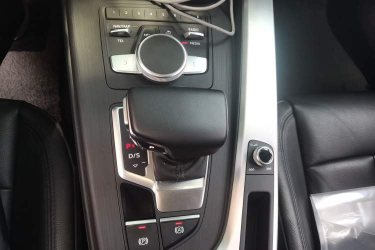 Used Audi A4L 2018 30th Anniversary Edition 40 TFSI Fashion Model Gear Lever