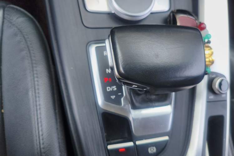 Used Audi A4L 2018 30th Anniversary Edition 40 TFSI Fashion Model Gear Lever